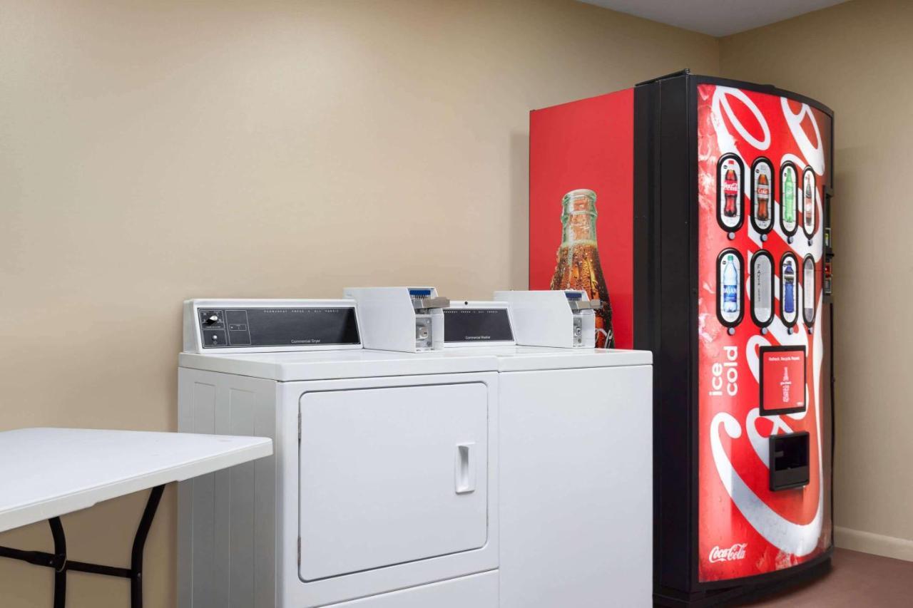 Super 8 By Wyndham Foley Motel Bagian luar foto