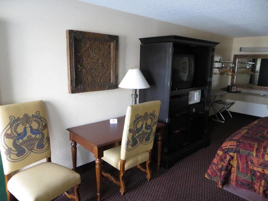 Super 8 By Wyndham Foley Motel Bagian luar foto